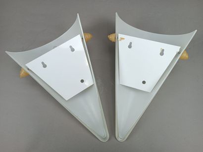 Paire d'appliques en verre de forme triangulaire.
Dim....