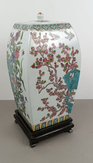 CHINE
Potiche en porcelaine polychrome à...