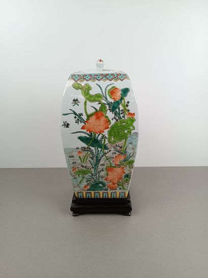 CHINE
Potiche en porcelaine polychrome à...