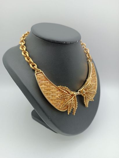 Collier plastron orné de deux éléments articulés....