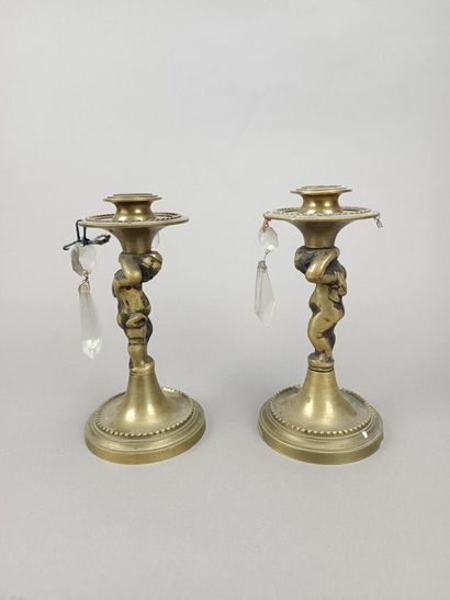 Paire de bougeoirs en bronze figurant des...