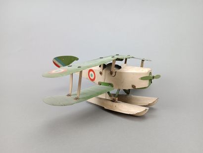 MECCANO : 
Hydravion en tôle de couleur.
H:...