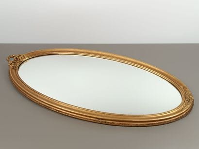 Miroir de forme oblongue en bois et stuc...