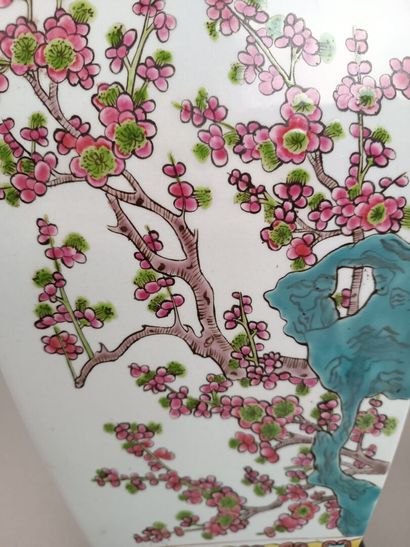 CHINE
Potiche en porcelaine polychrome à...