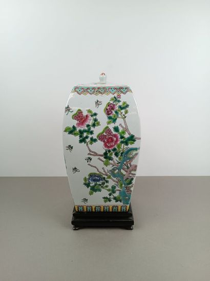 CHINE
Potiche en porcelaine polychrome à...