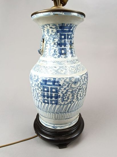 CHINE.
Vase balustre en porcelaine bleue...