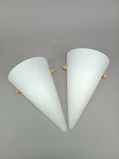 Paire d'appliques en verre de forme triangulaire.
Dim....