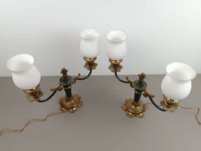 Paire de lampes de table à deux bras de lumières...