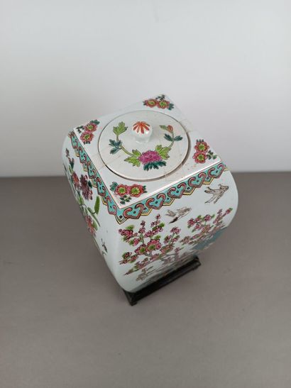 CHINE
Potiche en porcelaine polychrome à...