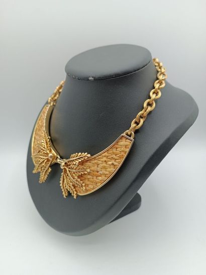 Collier plastron orné de deux éléments articulés....