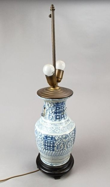 CHINE.
Vase balustre en porcelaine bleue...