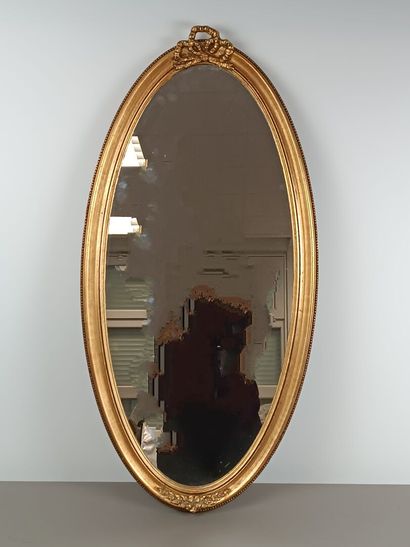 Miroir de forme oblongue en bois et stuc...
