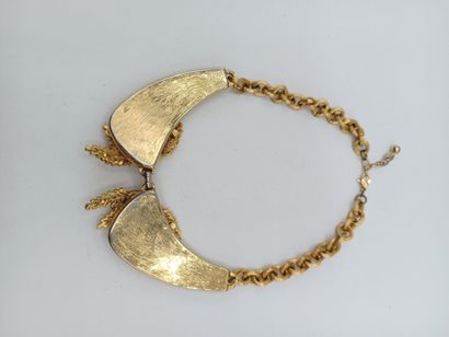 Collier plastron orné de deux éléments articulés....