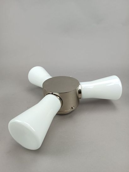Plafonnier à trois bras en verre en forme...