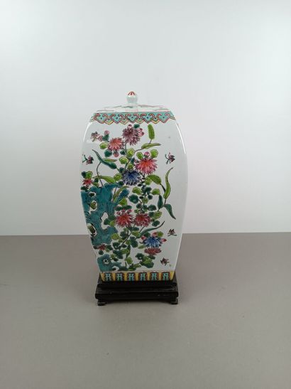 CHINE
Potiche en porcelaine polychrome à...