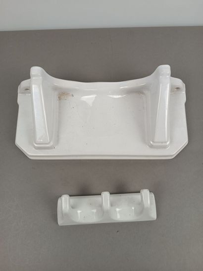 Étagère et porte-serviettes à trois patènes...