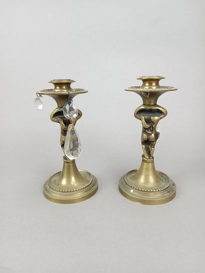 Paire de bougeoirs en bronze figurant des...