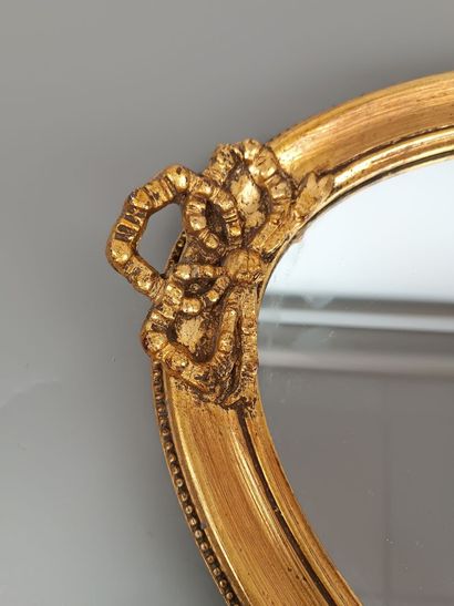 Miroir de forme oblongue en bois et stuc...