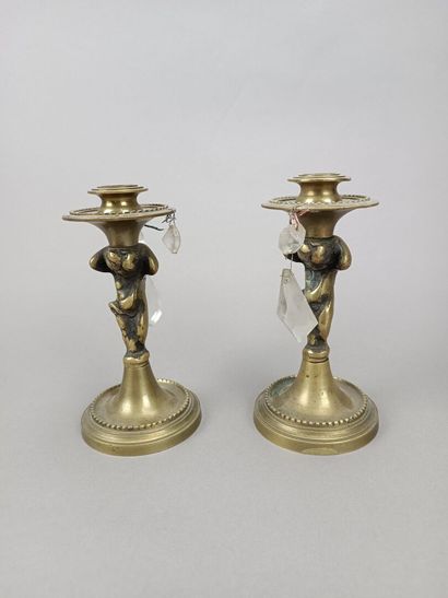 Paire de bougeoirs en bronze figurant des...