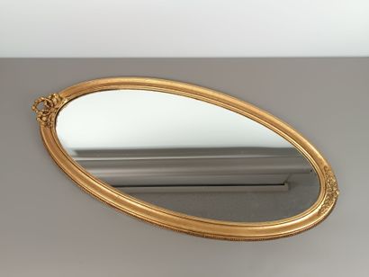 Miroir de forme oblongue en bois et stuc...