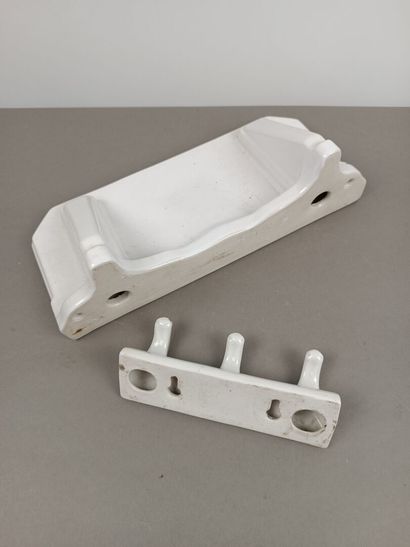 Étagère et porte-serviettes à trois patènes...