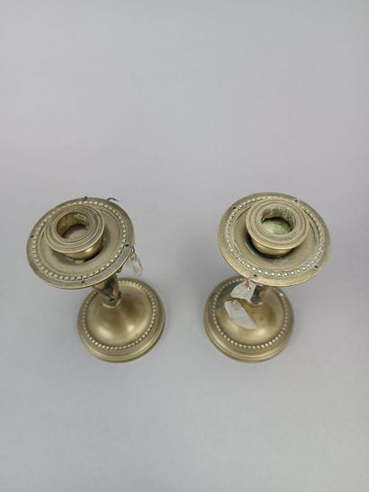 Paire de bougeoirs en bronze figurant des...