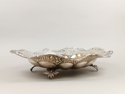 Oval-shaped silver basket with contours....
