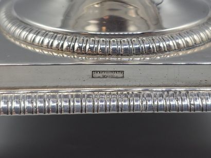 Drageoir en argent reposant sur une base...