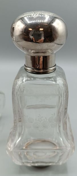 Paire de flacons en cristal taillé.
Corps...