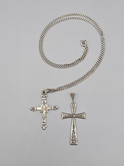 Lot composé de 2 croix et d'une chainette...