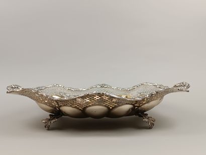 Oval-shaped silver basket with contours....