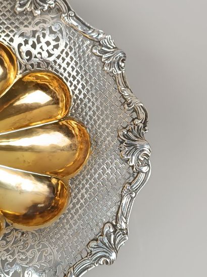 Oval-shaped silver basket with contours....