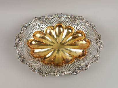 Oval-shaped silver basket with contours....