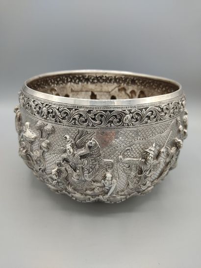 THAILAND
Large silver bowl with semi-relief...