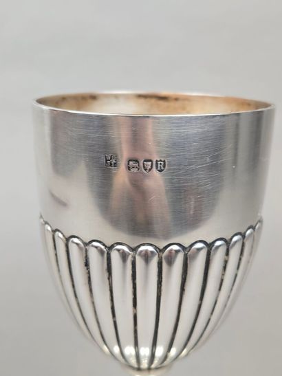 Coupe ou trophée en argent anglais.
Le corps...