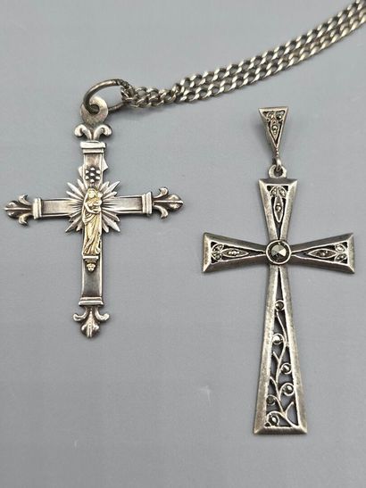 Lot composé de 2 croix et d'une chainette...