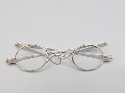 Paire de lunettes / lorgnons à la monture...