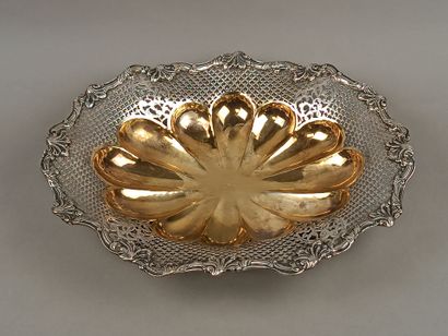Oval-shaped silver basket with contours....