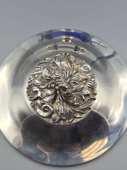Drageoir en argent reposant sur une base...