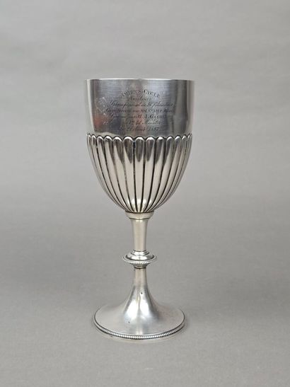 Coupe ou trophée en argent anglais.
Le corps...