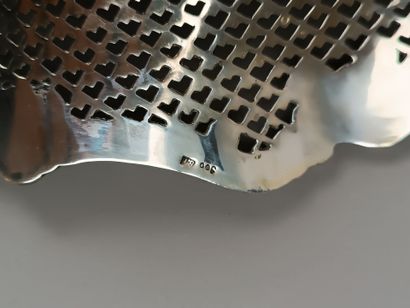 Oval-shaped silver basket with contours....