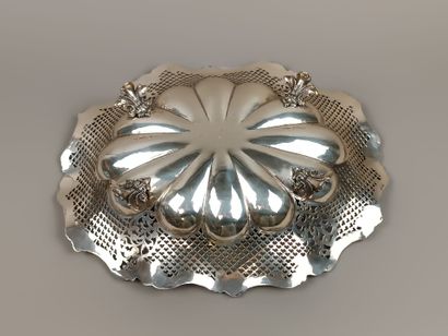 Oval-shaped silver basket with contours....