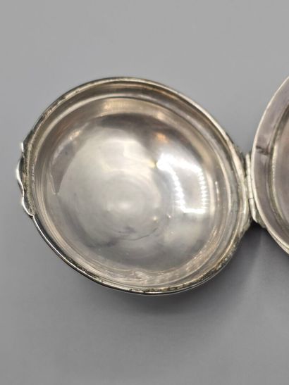 Boîte à montre en argent de forme circulaire.
Décor...