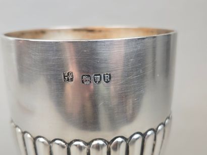 Coupe ou trophée en argent anglais.
Le corps...