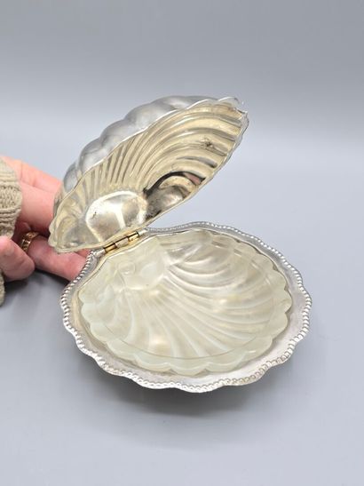 Présentoir tripode en métal en forme de coquille...
