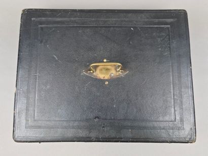 Coffret de ménagère en bois recouvert sur...