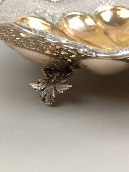 Oval-shaped silver basket with contours....