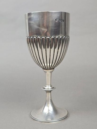 Coupe ou trophée en argent anglais.
Le corps...