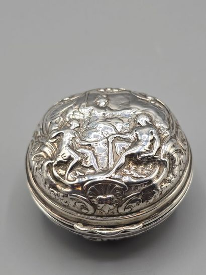 Boîte à montre en argent de forme circulaire.
Décor...
