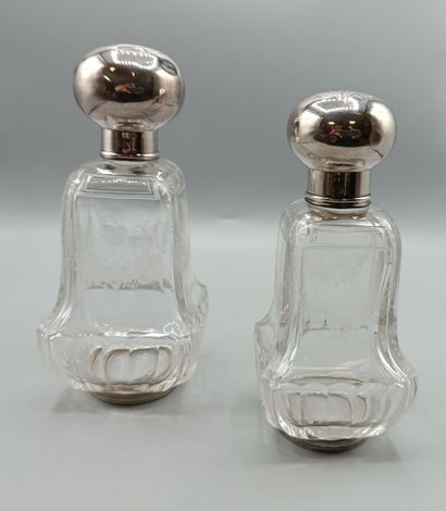 Paire de flacons en cristal taillé.
Corps...